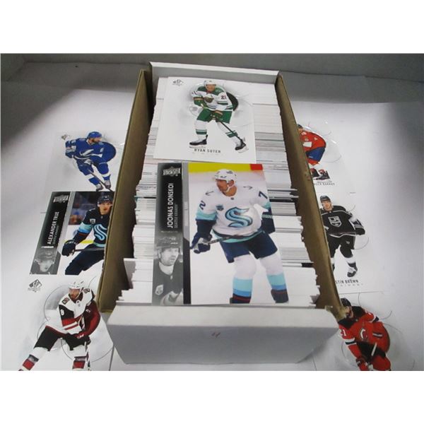 COLLECTABLE:  BOX C/W HOCKEY CARDS