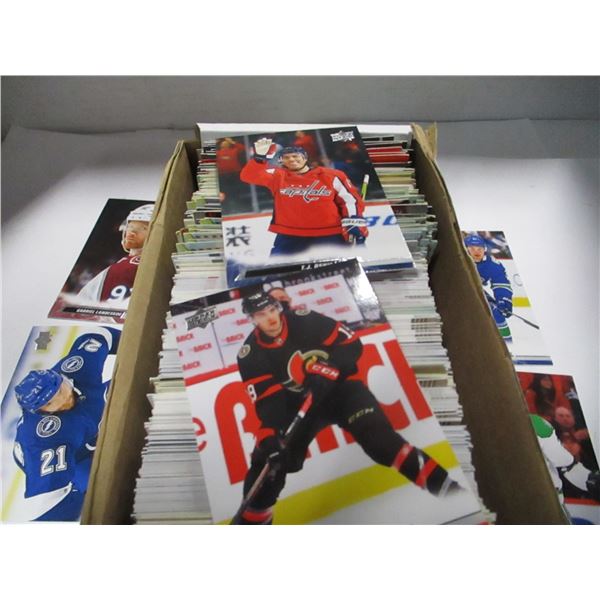 COLLECTABLE:  BOX C/W ASSORTED SPORTS CARDS