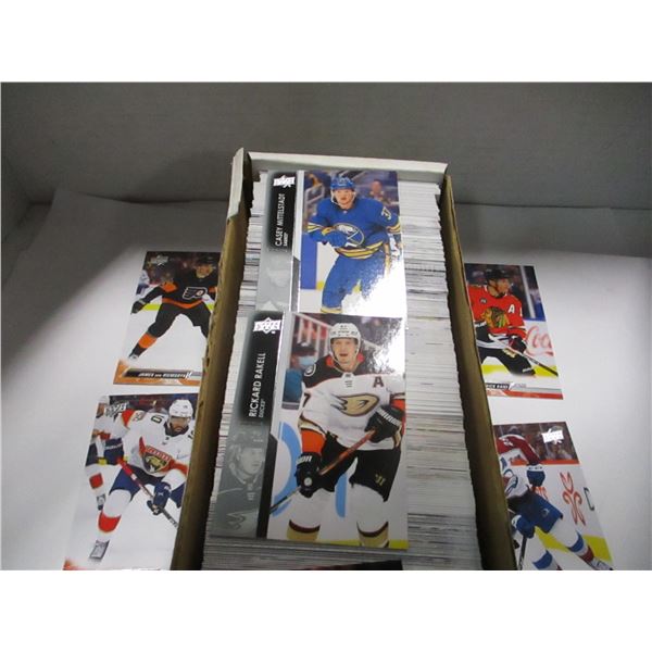 COLLECTABLE:  BOX C/W ASSORTED SPORTS CARDS