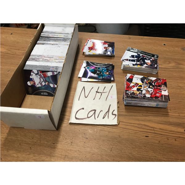 COLLECTABLE:  BOX C/W NHL CARDS