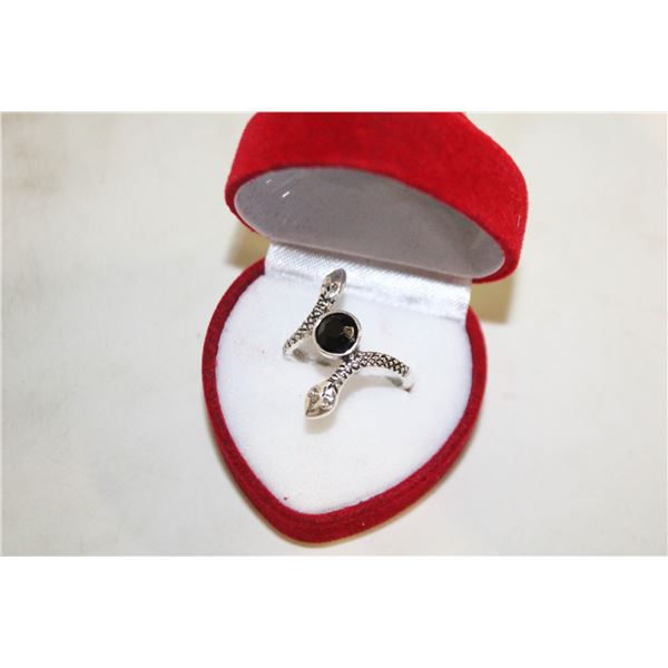 NEW WAMEN'S RING - SIZE8