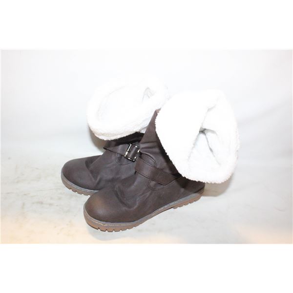WOMANS WINTERBOOTS SIZE 7 ( NEW )