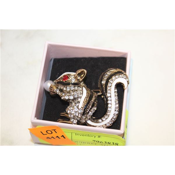 NEW SQUIRREL-SHAPED BROOCH 1.85”X1.33”