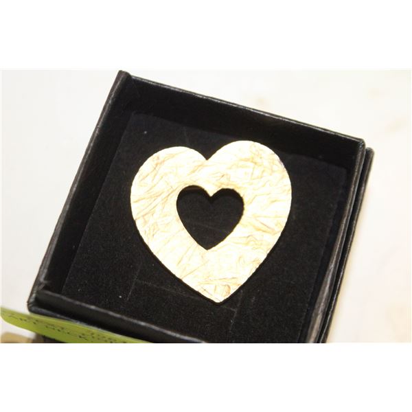 VTG. TEXT.  FINISH GOLDTONE HEART NECK.