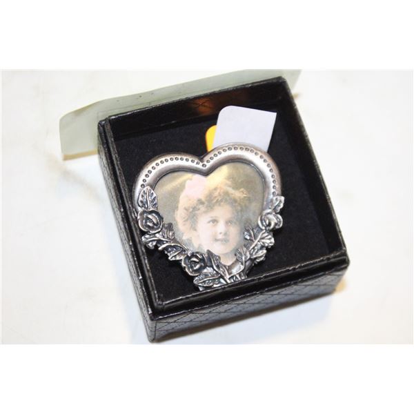VTG. HEARTSHAPED VICTORIAN PIC. FR. BR.