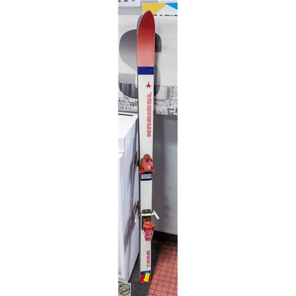 "POLICE SEIZURE" SET OF COUNTRY KIDS SKIS