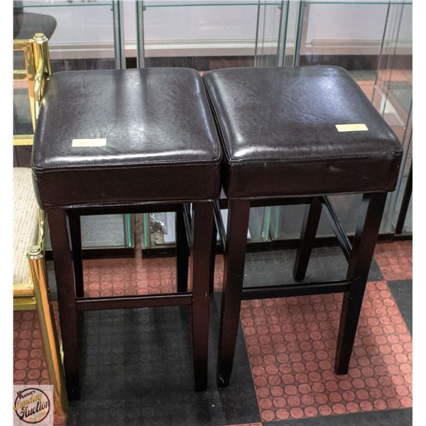 SET OF 2 PLEATHER PADDED SEAT BAR STOOLS