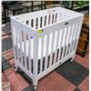 Image 1 : WHITE COLLAPSIBLE CRIB 37" X 19" X 3'