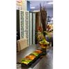 Image 1 : COLORED VASE WITH WALL FEATURE