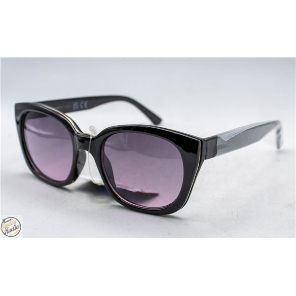 PAIR OF FOSTER GRANT SUNGLASSES