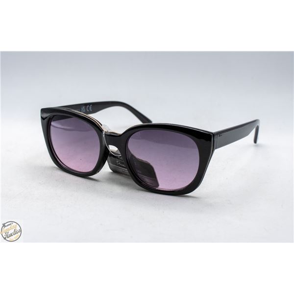 PAIR OF FOSTER GRANT SUNGLASSES