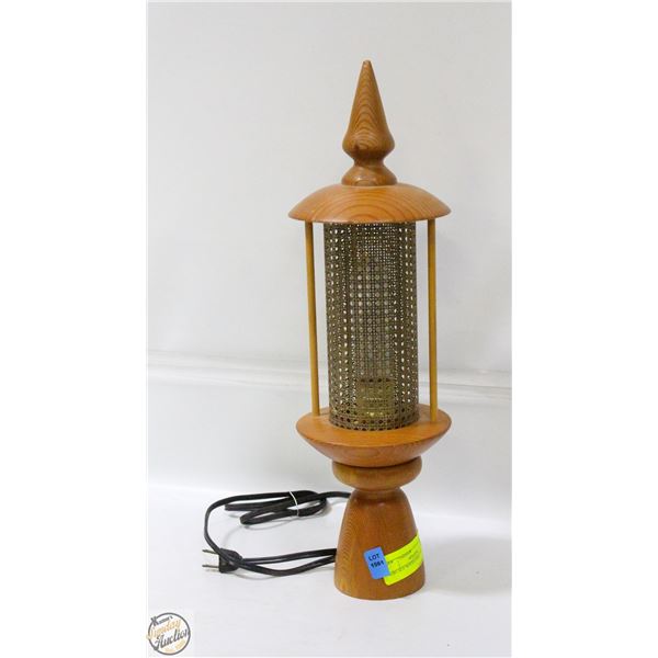 VINTAGE WOOD LAMP H-18"