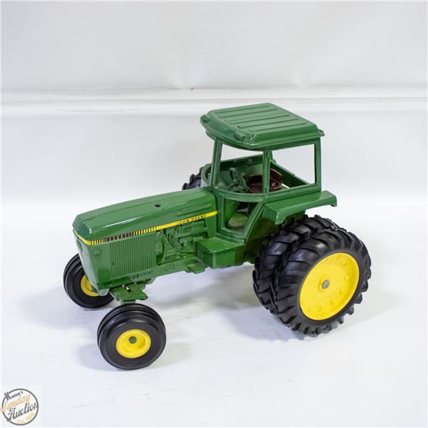 METAL TOY JOHN DEERE TRACTOR