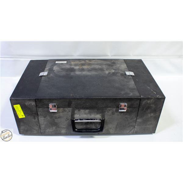 VINTAGE REALISTIC PORTABLE RECORD PLAYER
