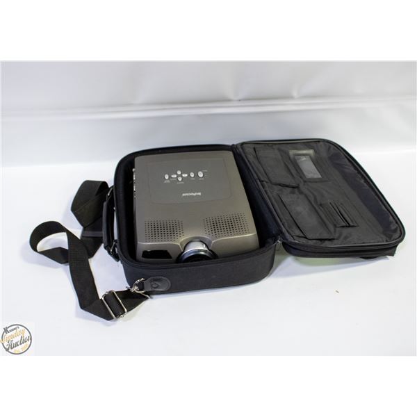 IN FOCUS COMPUTER PROJECTOR W CARRY BAG