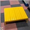 Image 1 : TRI ARC COMMERCIAL PLATFORM STAND / STEP
