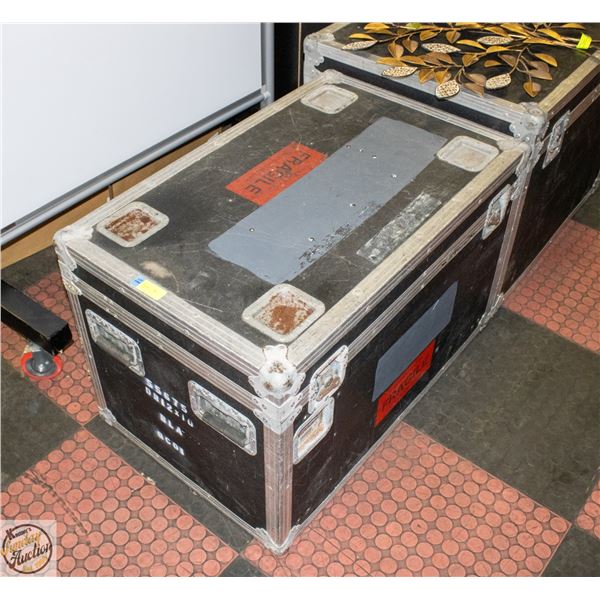 DURABLE SHIPPING CASE: H 21" W 21" L 33"