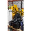 Image 1 : BAILIFF SEIZED: PALLET OF CLOTHES HANGERS & COAT