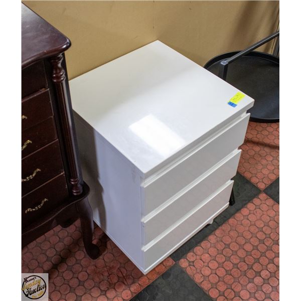3 DRAWER NIGHT TABLE ON LOCKABLE WHEELS 23"X16.5"X