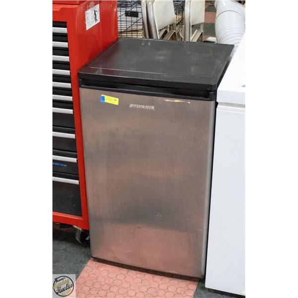 SYLVANIA MINI FRIDGE