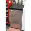 Image 1 : SYLVANIA MINI FRIDGE