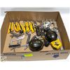 Image 1 : FLAT OF TOOLS & ASSORTED KNIVES, HARD HAT,
