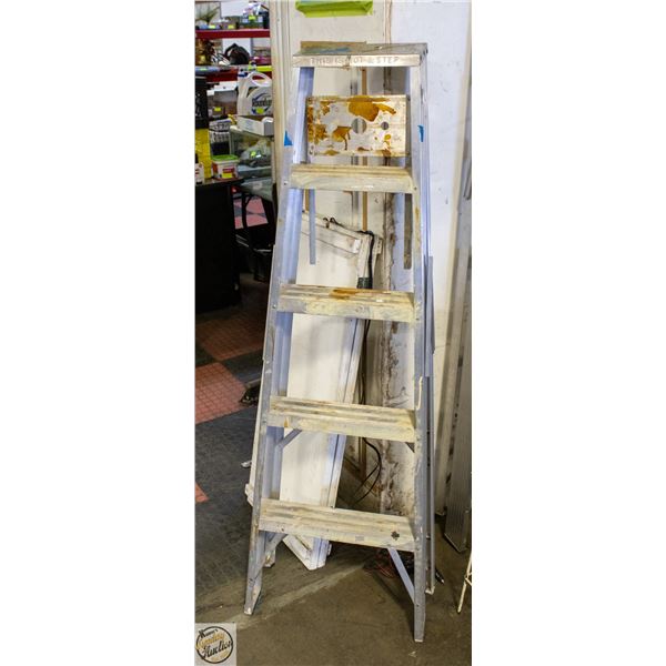 SHORT LADDER