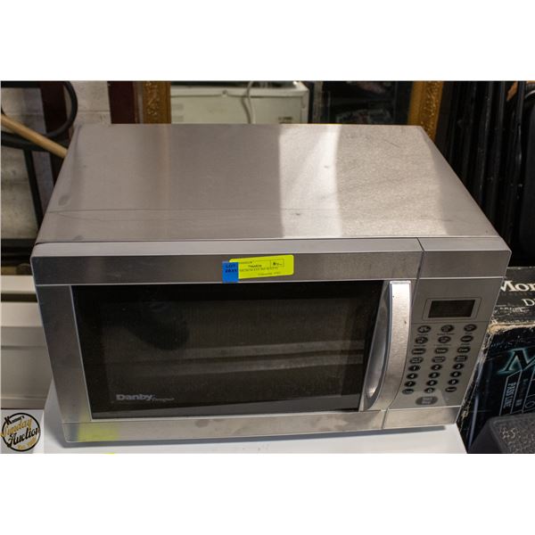 DANBY MICROWAVE 900 WATTS