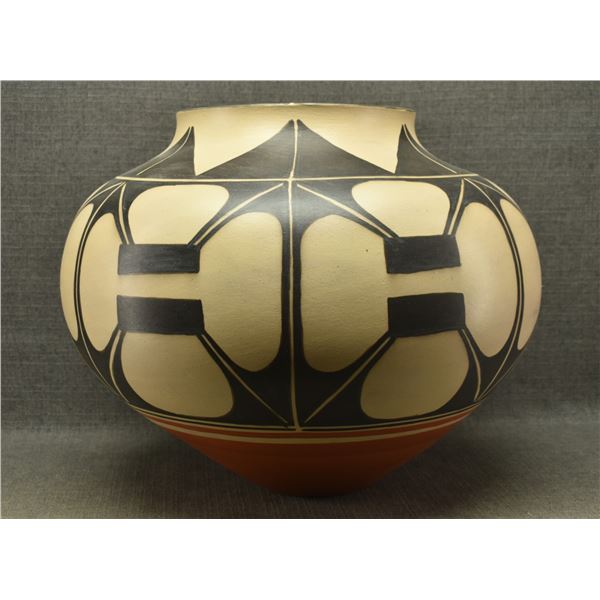 LARGE SANTO DOMINGO POTTERY OLLA (ARTHUR AND HILDA CORIZ)