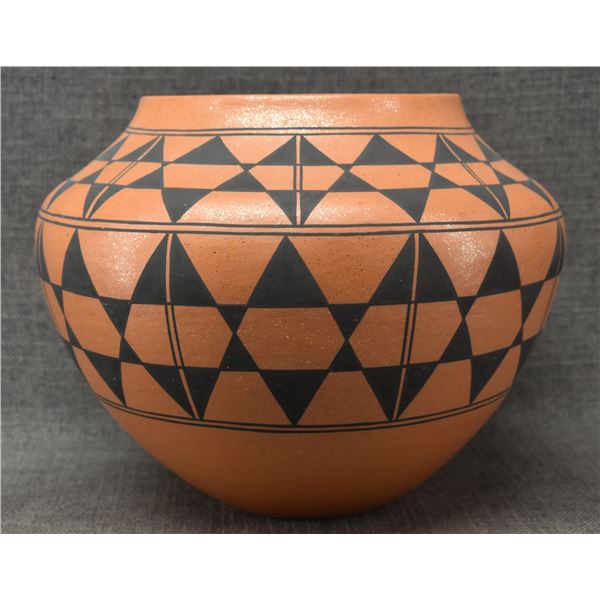 SANTO DOMINGO POTTERY JAR (MARK WAYNE GARCIA)