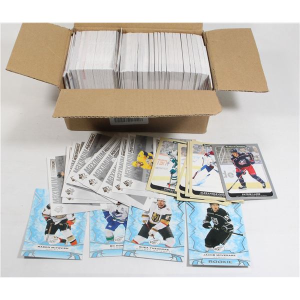 COLLECTION OF HOCKEY CARDS