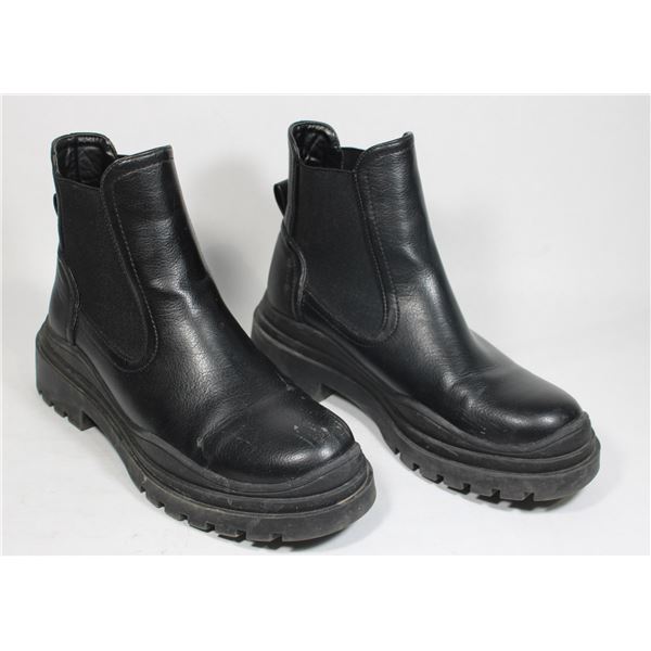 PAIR OF WOMENS BOOTS SIZE 39