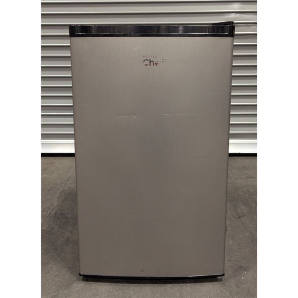 Master Chef 043-0290-6  4.4 Cu.Ft. Energy Star Refrigerator W/Freezer