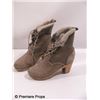 Image 5 : The Possession Stephanie (Kyra Sedgwick) Movie Costumes