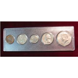 507. 1976  5-Piece Year Set in a Snap-tight holder. 