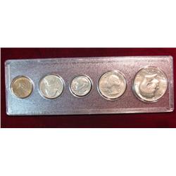 517. 1977  5-Piece Year Set in a Snap-tight holder.  