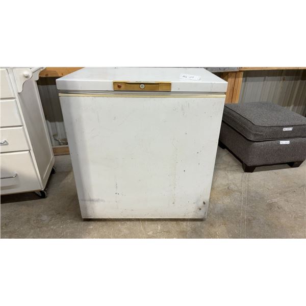 General Electric CFB-15 White Chest Freezer, 35 x 24 x 32"
