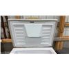 Image 6 : General Electric CFB-15 White Chest Freezer, 35 x 24 x 32"
