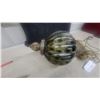 Image 2 : Vintage 1960s-1970s Fluted Pumpkin-Shaped Art Glass Hanging Swag Lamp with Brass Fittings
