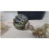 Image 4 : Vintage 1960s-1970s Fluted Pumpkin-Shaped Art Glass Hanging Swag Lamp with Brass Fittings