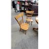 Image 5 : Round Oak Pedestal Dining Table 30 "Hgt 47" Diameter with Four Windsor Style Chairs