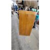 Image 7 : Round Oak Pedestal Dining Table 30 "Hgt 47" Diameter with Four Windsor Style Chairs
