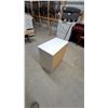 Image 4 : White Painted Three-Drawer Chest with Round Knobs