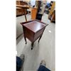 Image 4 : Queen Anne Style Mahogany Two-Drawer Nightstand with Tray Top and Cabriole Legs 24 x 15 x 12"