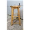 Image 3 : Pair of Wooden Bar Stools with Round Seats and Three Support Rungs