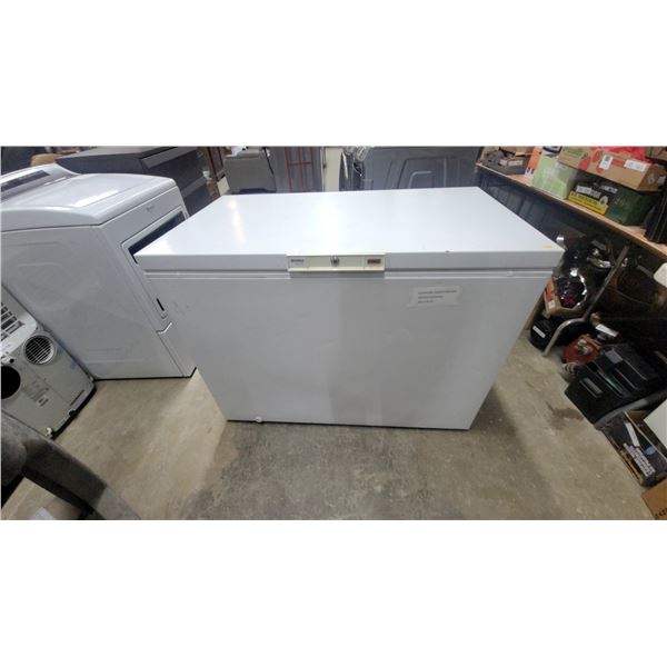 Kenmore White Chest Freezer with Adjustable Temperature Control 34 x 27 x 46"