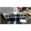 Image 2 : Samsung Stainless Steel Electric Range with Ceramic Glass Cooktop and Self-Clean Oven