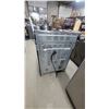 Image 8 : Samsung Stainless Steel Electric Range with Ceramic Glass Cooktop and Self-Clean Oven