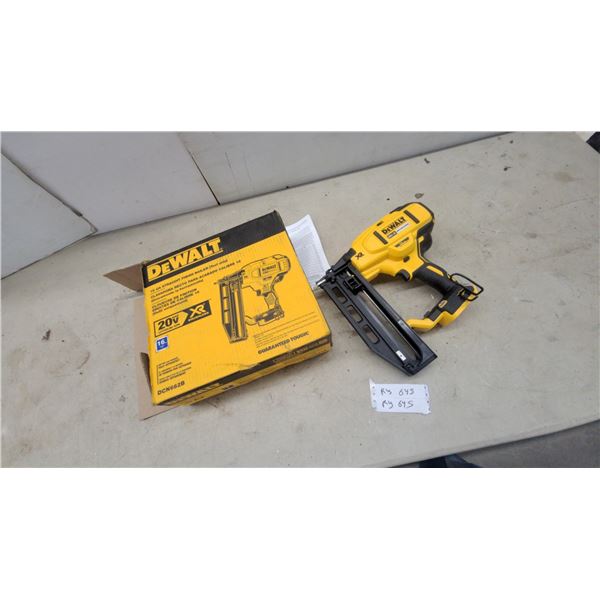 DeWalt 20-Volt Max XR Brushless 16-Gauge Straight Finish Nailer Model DCN662B Believ New