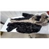 Image 4 : Essofres Furs Fox Fur Stole and Black Fur Stoles